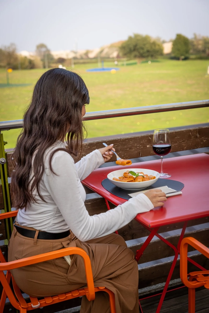 rosine-varie-63 Pranzo in terrazza con il prato del campo pratica sullo sfondo